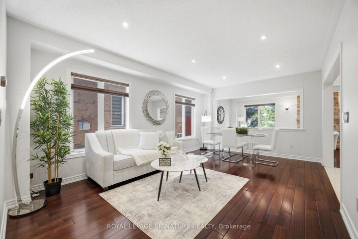 Property Photo: 901 Knotty Pine Grove ON L5W 1J9