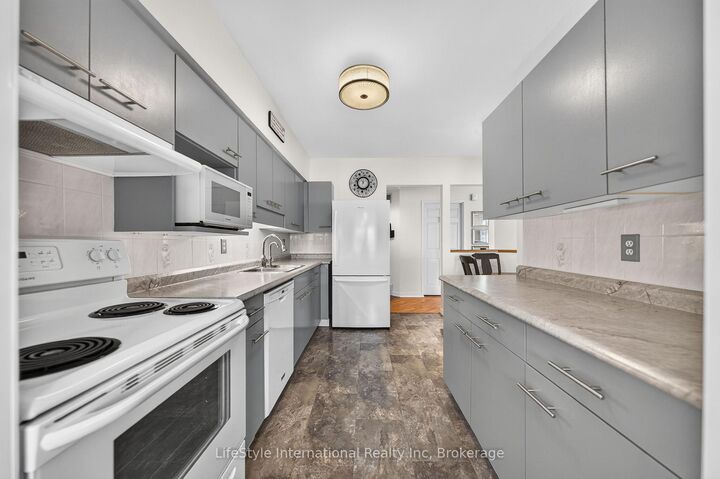 Property Photo: 208 Silvercreek Parkway N 210 ON N1H 8H2