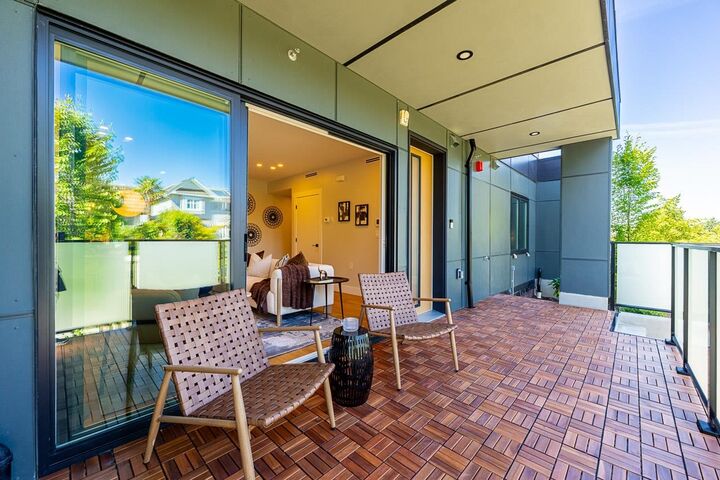 Property Photo: 676 E 22nd Avenue 2 BC V5V 1V4