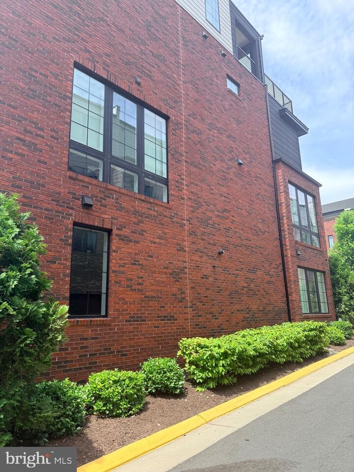 Property Photo: 11711 Paysons Way VA 20191