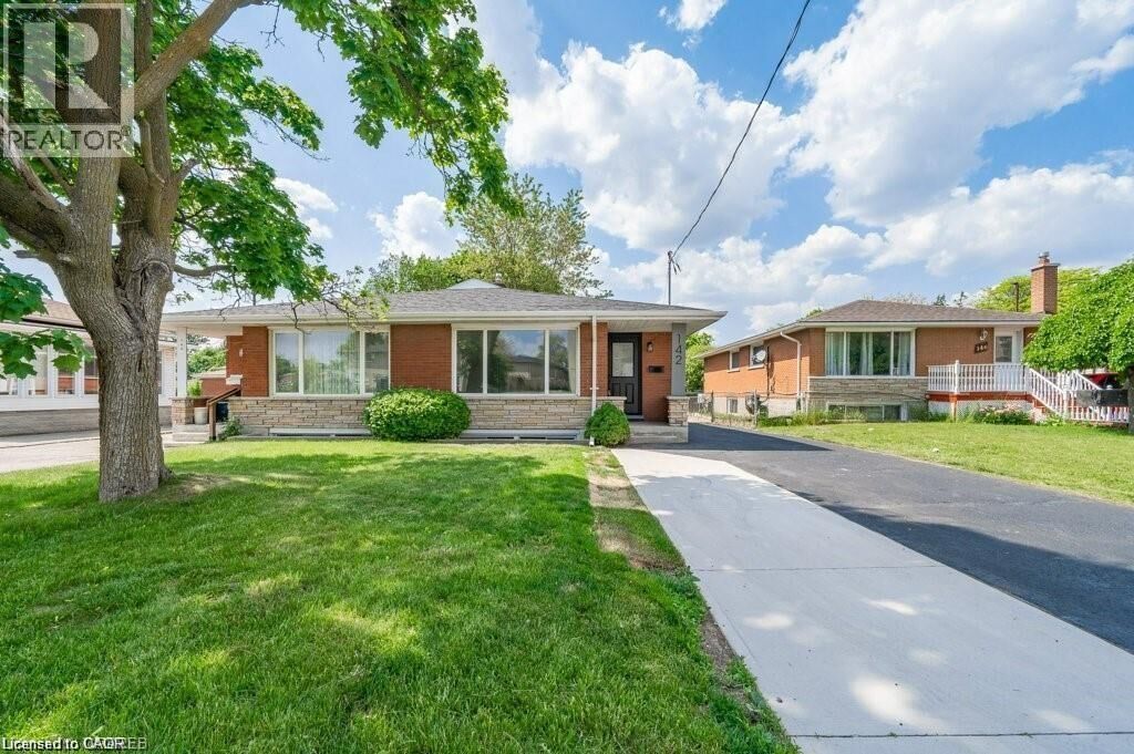 Property Photo: 142 Fairway Road North Upper ON N2A 2N6