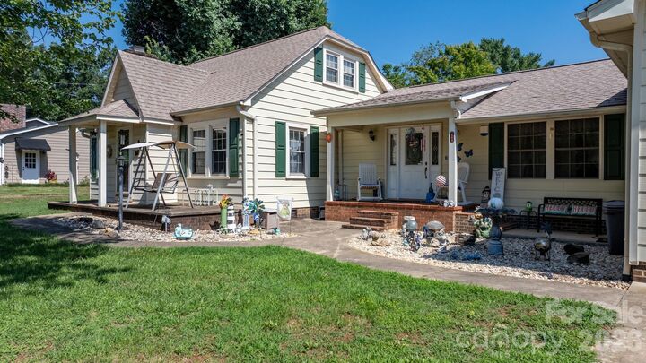 Property Photo: 2504 Brentwood Circle NC 28645