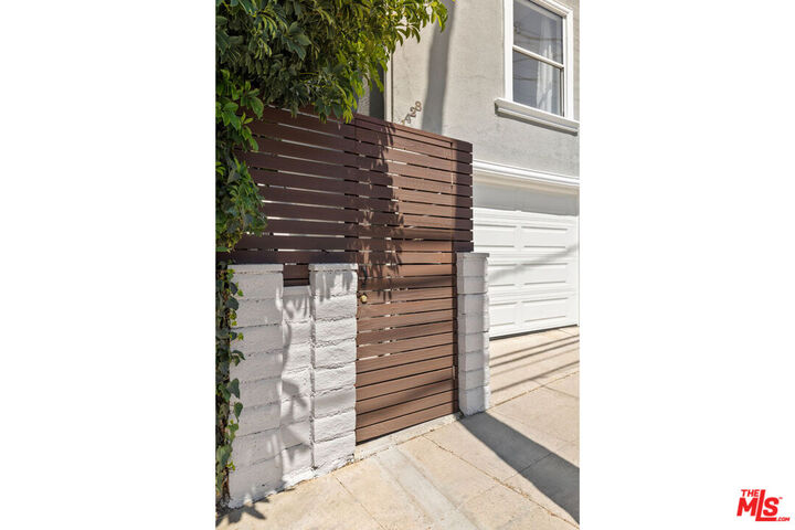 Property Photo: 1428 El Paso Dr CA 90065
