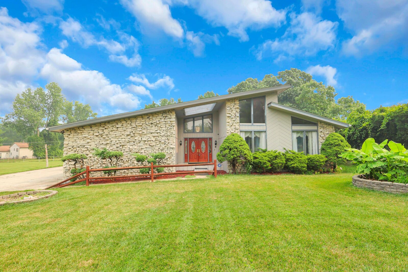 Property Photo: 3350 Sycamore Knoll Drive OH 43219