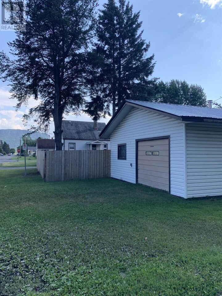 Property Photo:  401 Christina Street W  ON P7E 4P9 