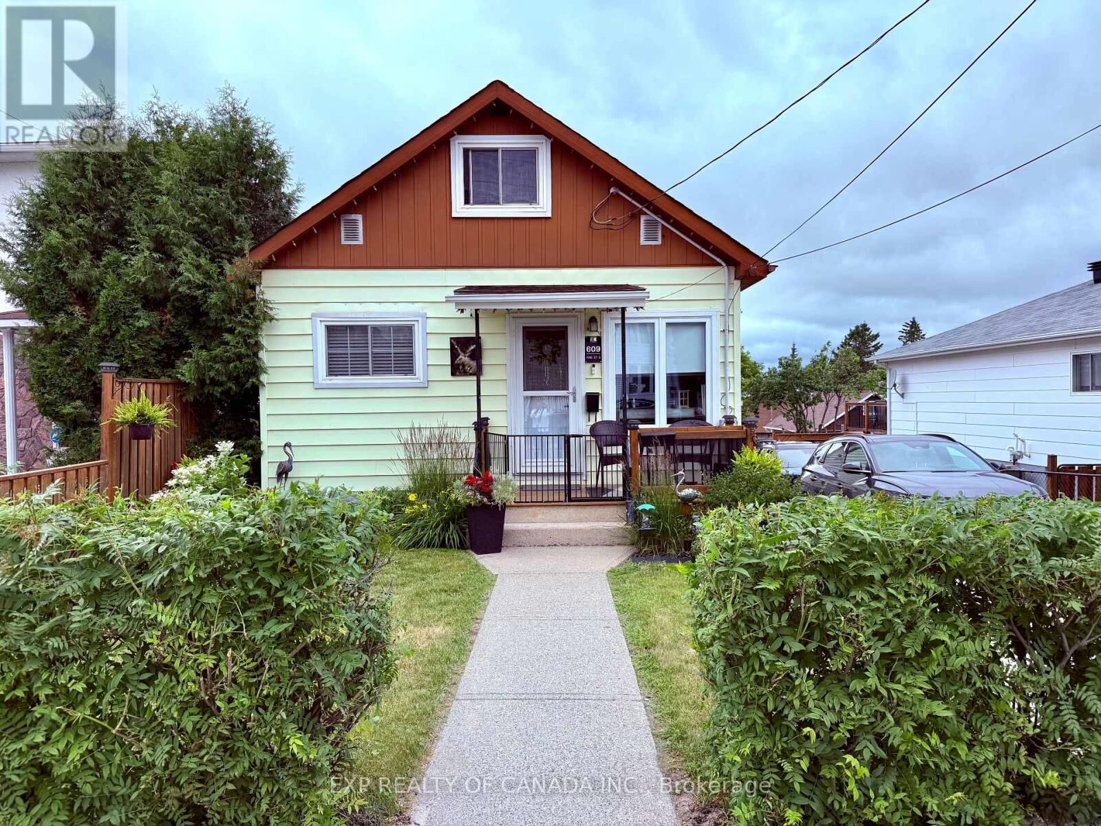 Property Photo:  609 Pine Street South  ON P4N 2M2 