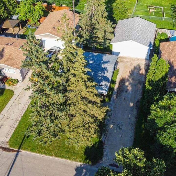 Property Photo: 686 Maplewood Crescent MB R1N 0B1