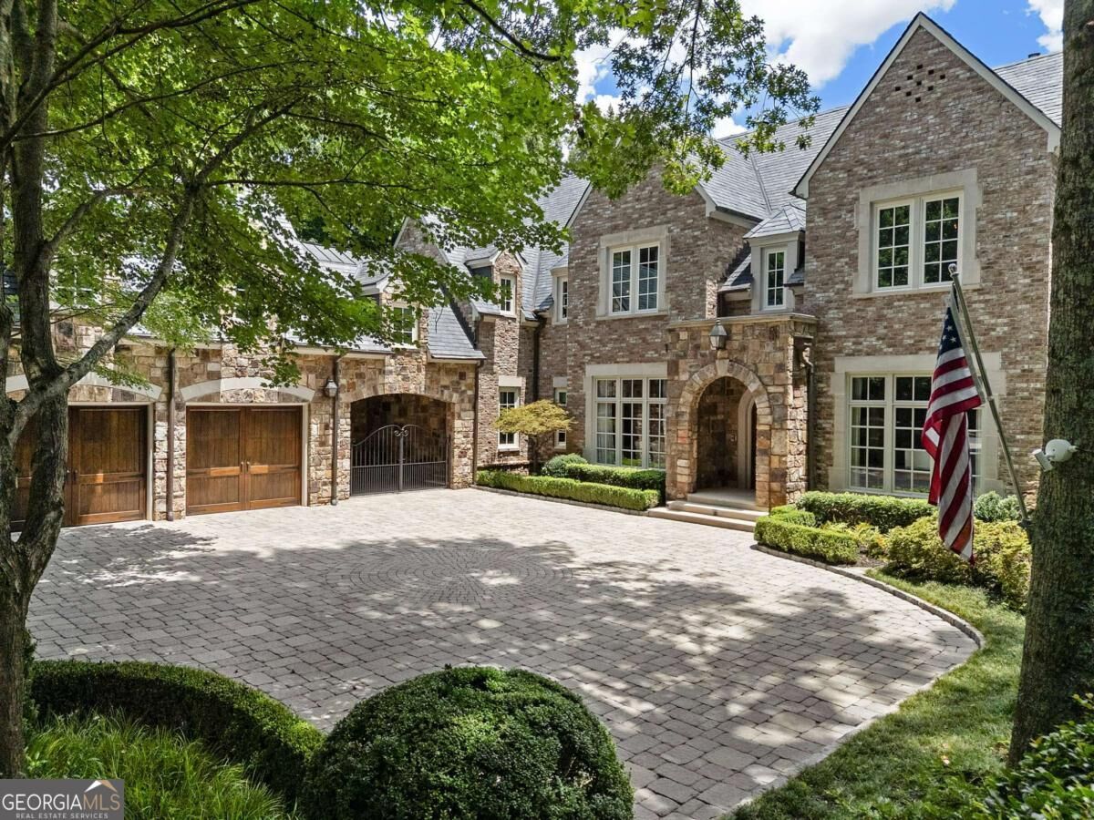 Property Photo: 675 W Paces Ferry, #4 Road NW GA 30327