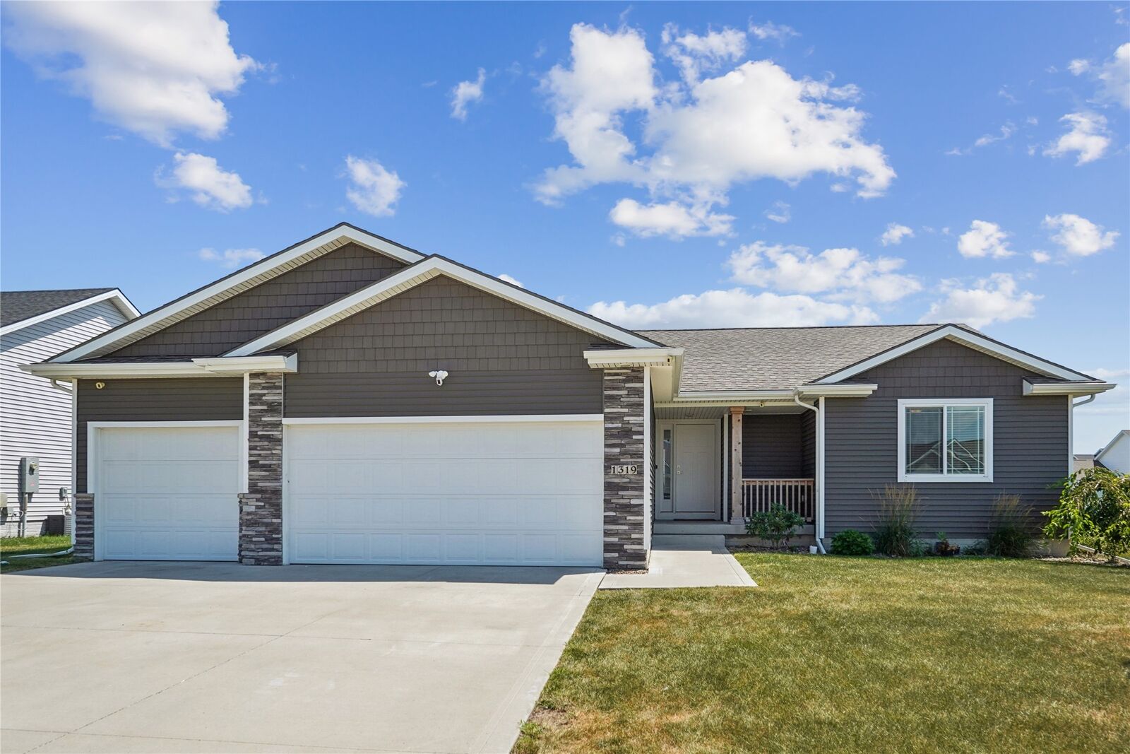 Property Photo:  1319 NW Reinhart Drive  IA 50023 