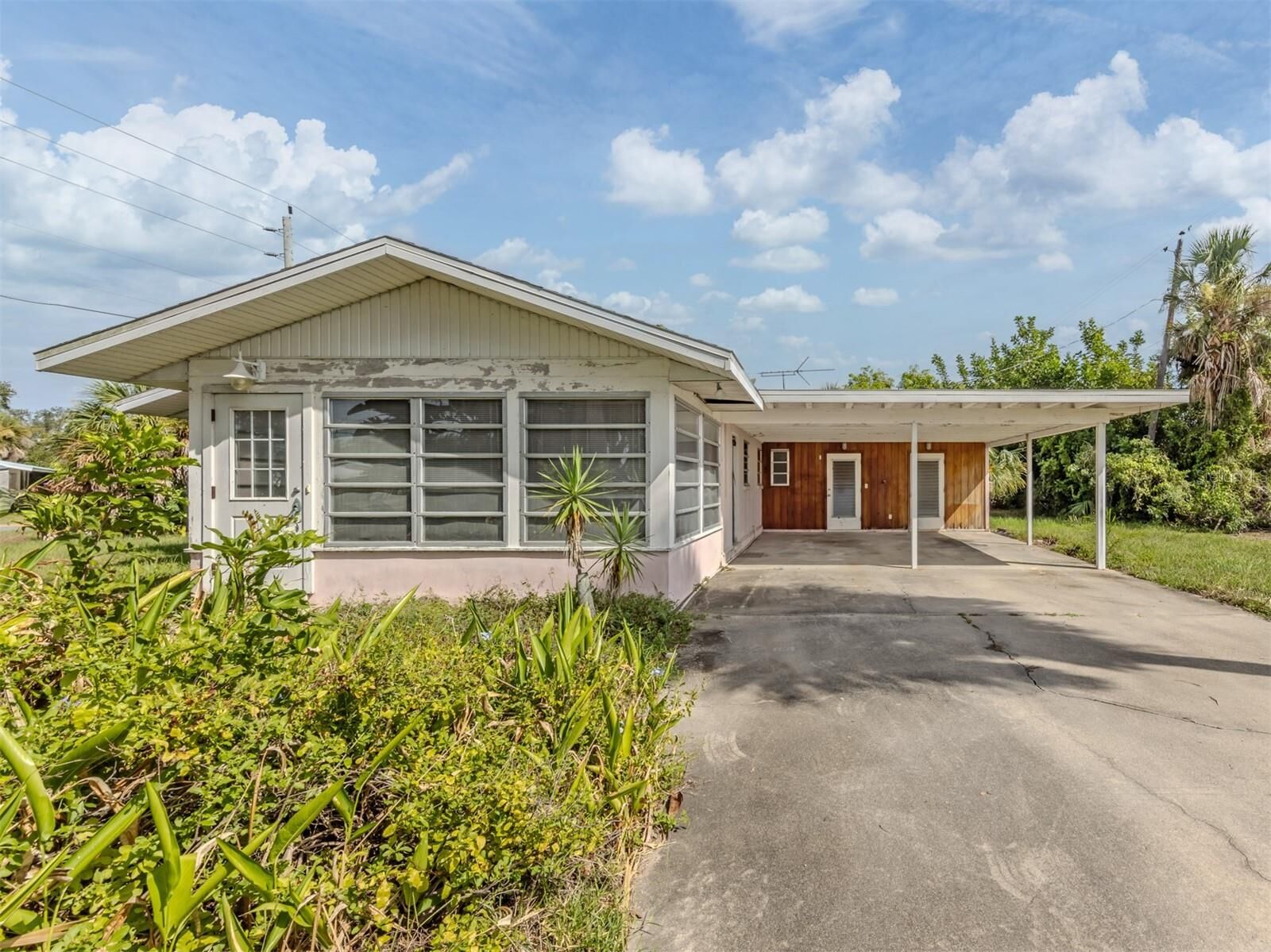 Property Photo: 730 S Venice Boulevard FL 34293