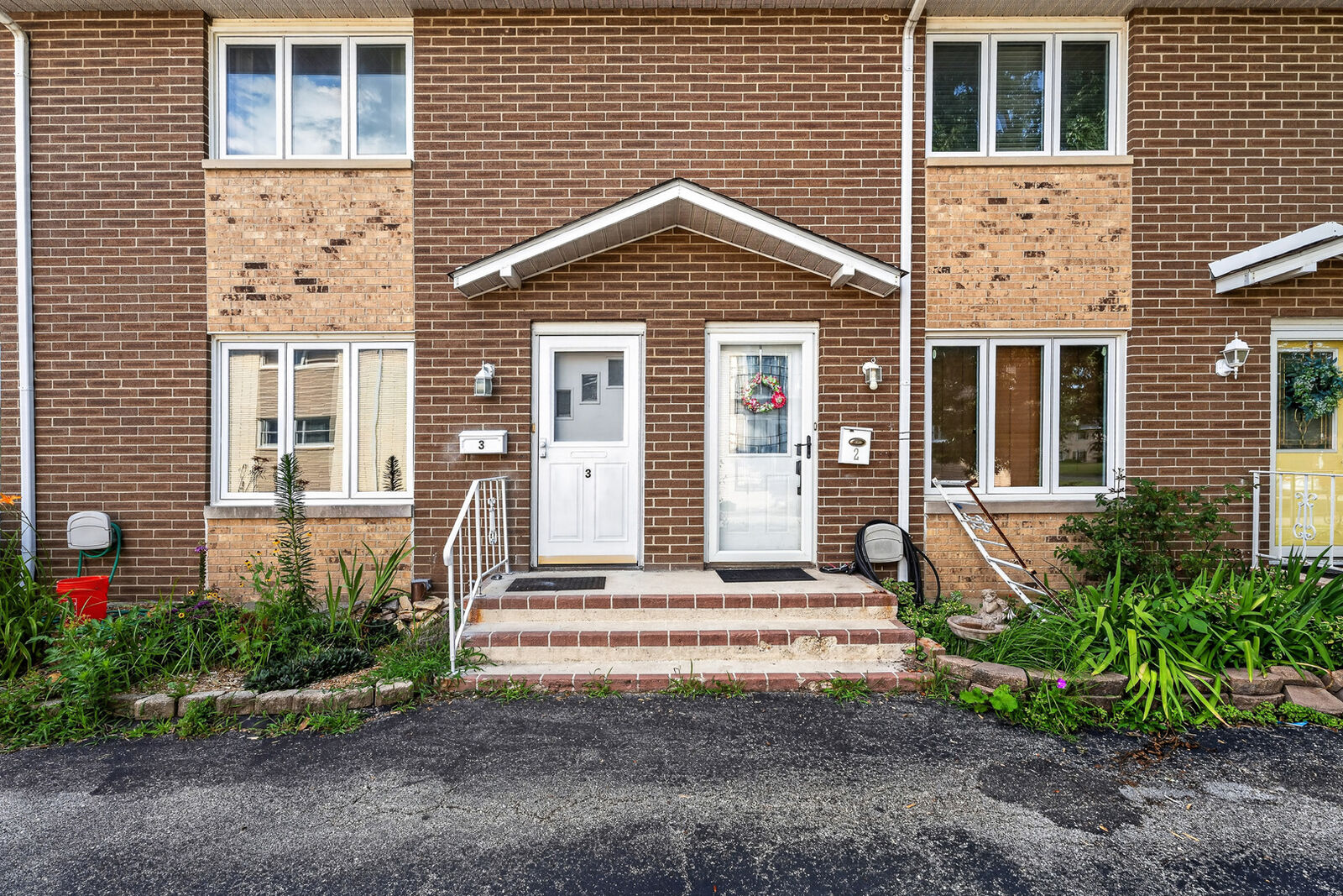 Property Photo: 613 E 3rd Street 3 IL 60441