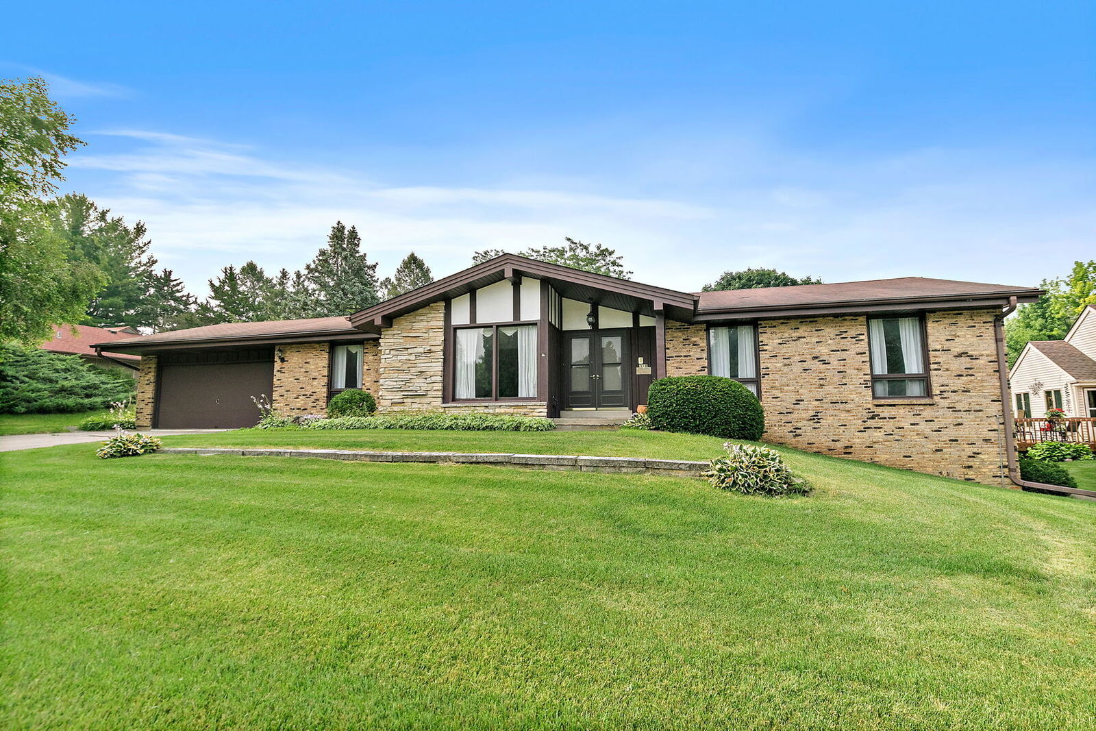 Property Photo: 318 Laurel Lane IL 60115