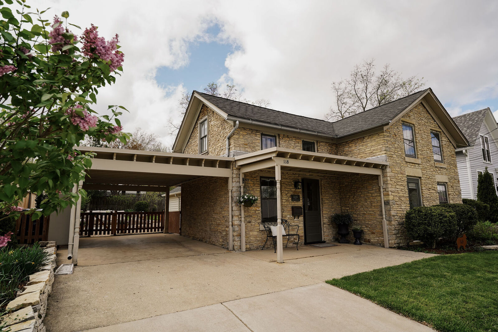 Property Photo: 118 S River Lane IL 60134