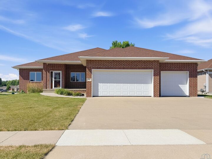 Property Photo:  901 Rockwood Ct  IA 51054 