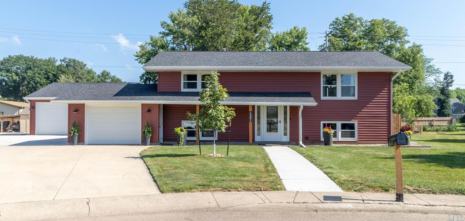 Property Photo: 1301 Maple Dr IA 51040