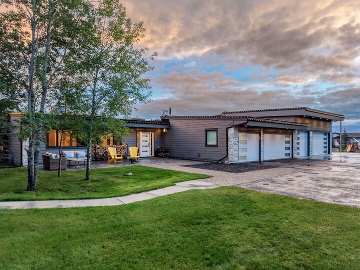 Property Photo:  183 Pinebrook Way SW  AB T3Z 3K3 