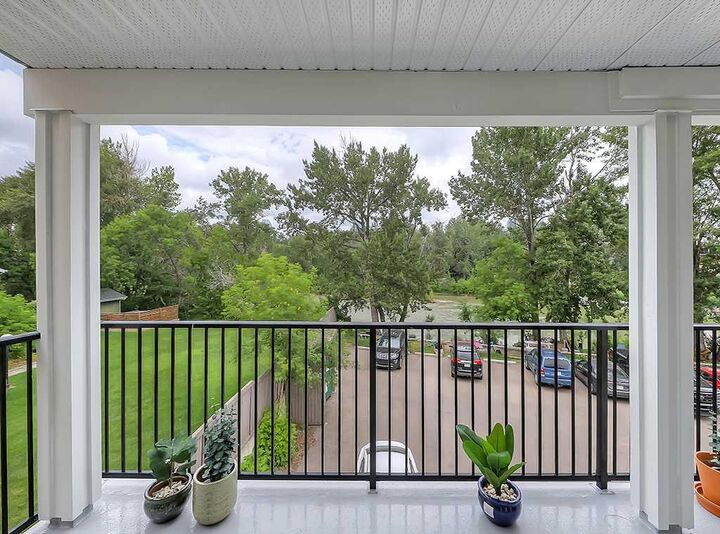 Property Photo: 112 23 Avenue SW 305 AB T2S 0J1