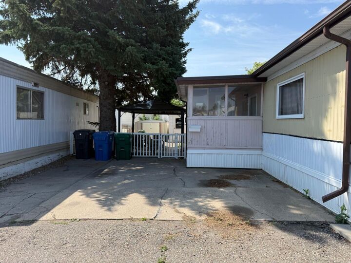 Property Photo: 1410 43 Street S 104 AB T1K 3S5