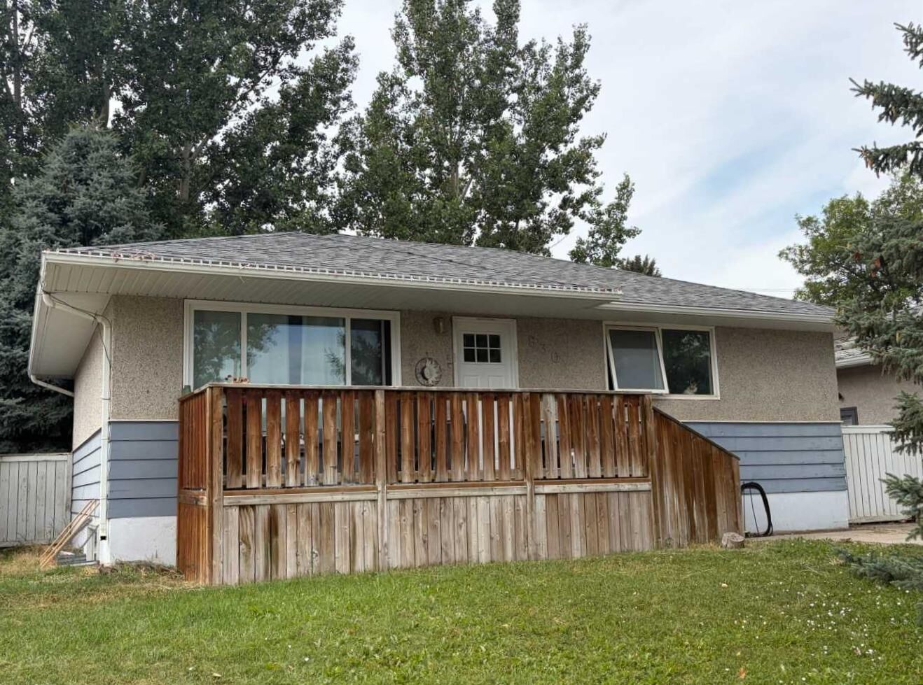 Property Photo: 830 9 Street N AB T1H 1Z5