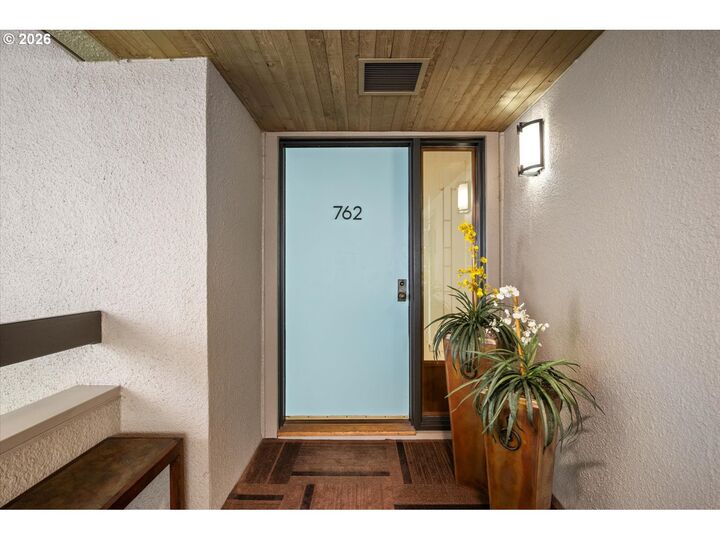 Property Photo:  762 NW Westover Sq  OR 97210 