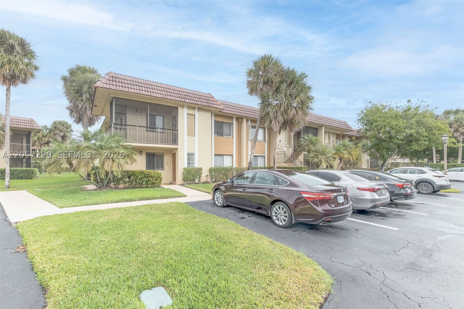 Property Photo:  325 Lakeview Dr 102  FL 33326 