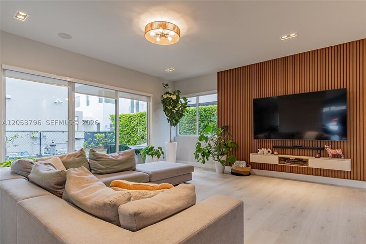 Property Photo:  10043 NW 75th Ter  FL 33178 