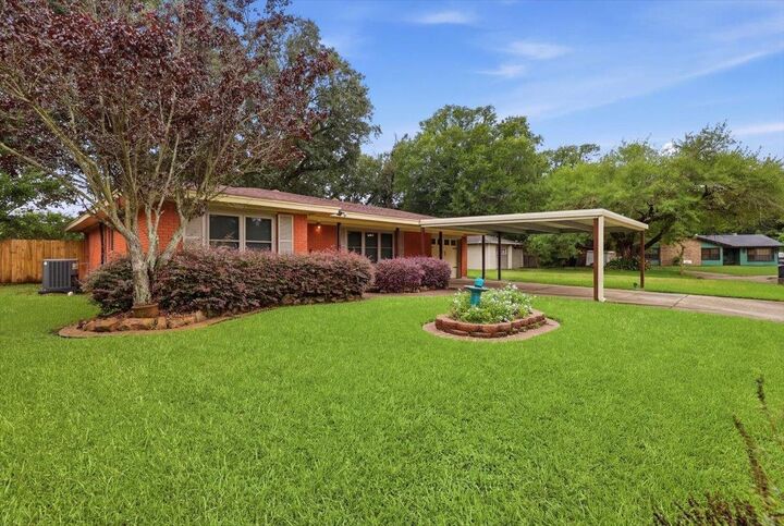 Property Photo: 627 Crepe Myrtle TX 77630