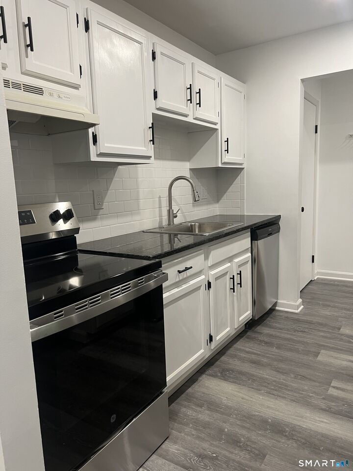 Property Photo: 3004 Madison Avenue B CT 06606