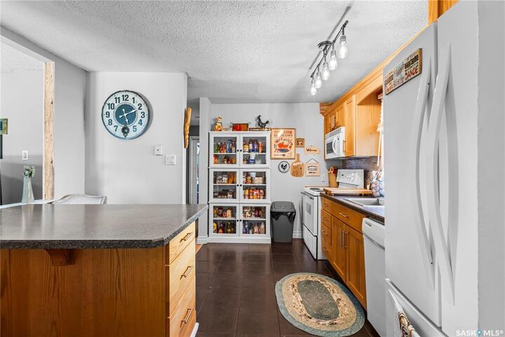 Property Photo:  931 4th Street E  SK S6V 0K8 
