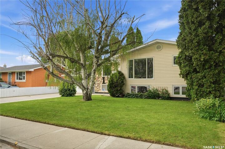 Property Photo: 429 Montreal Avenue S SK S7M 3L2