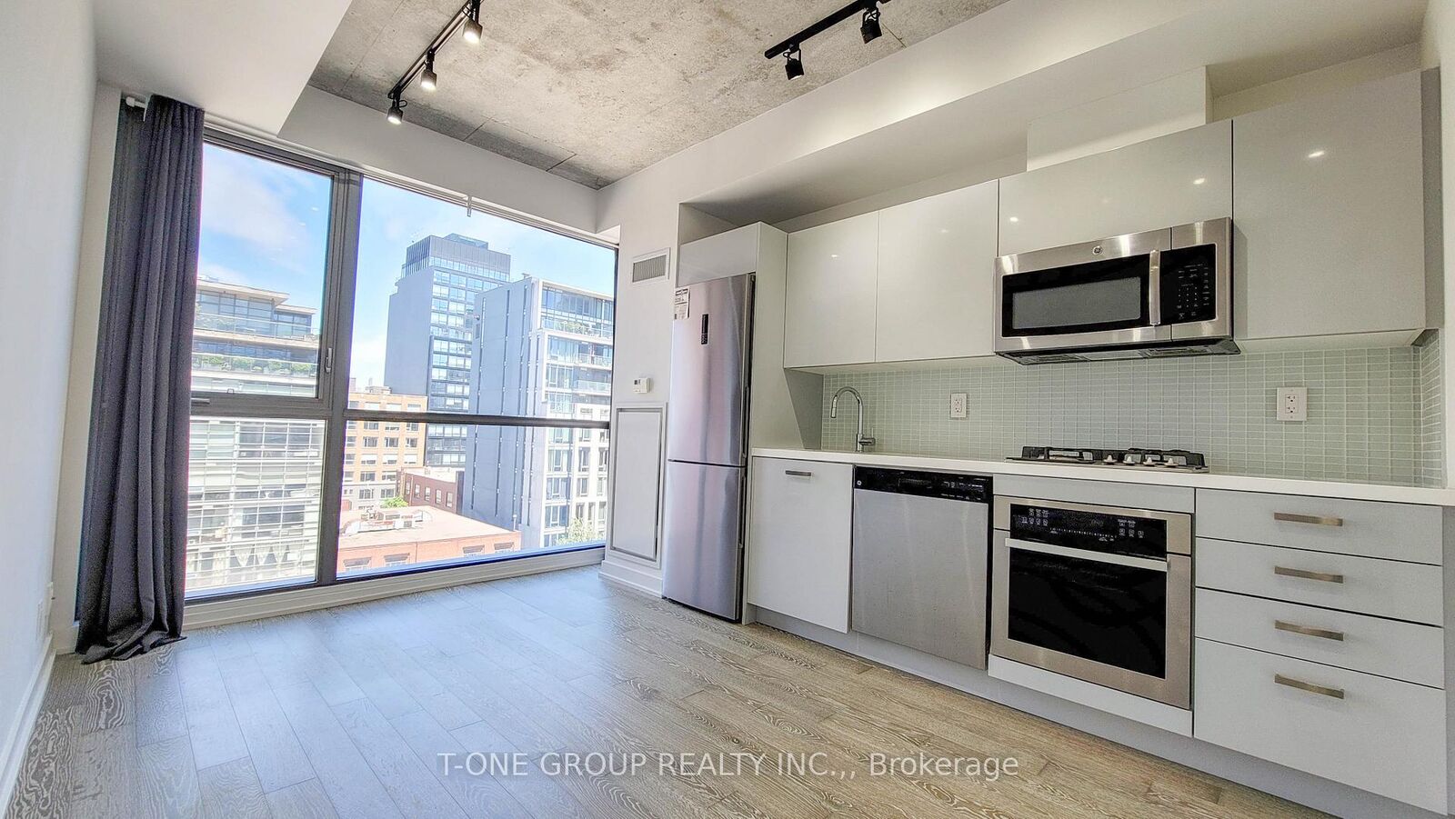 Property Photo: 39 Brant Street 704 ON M5V 0M8