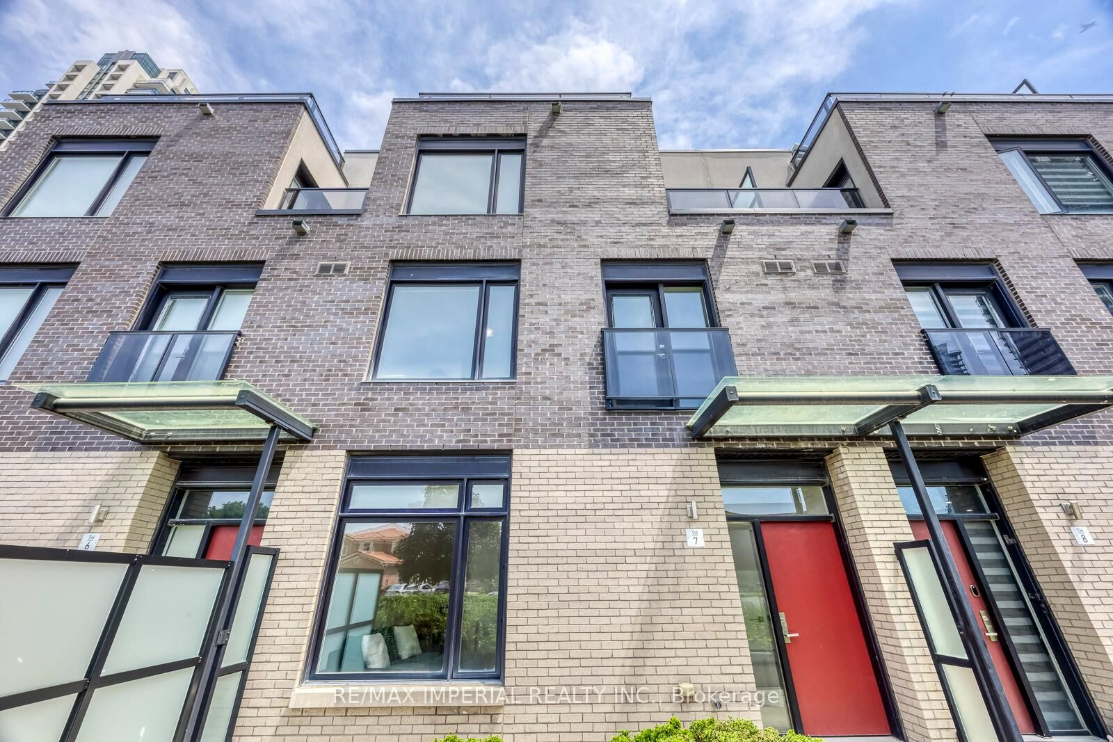 Property Photo: 4020 Parkside Village Drive 7 ON L5B 0K2