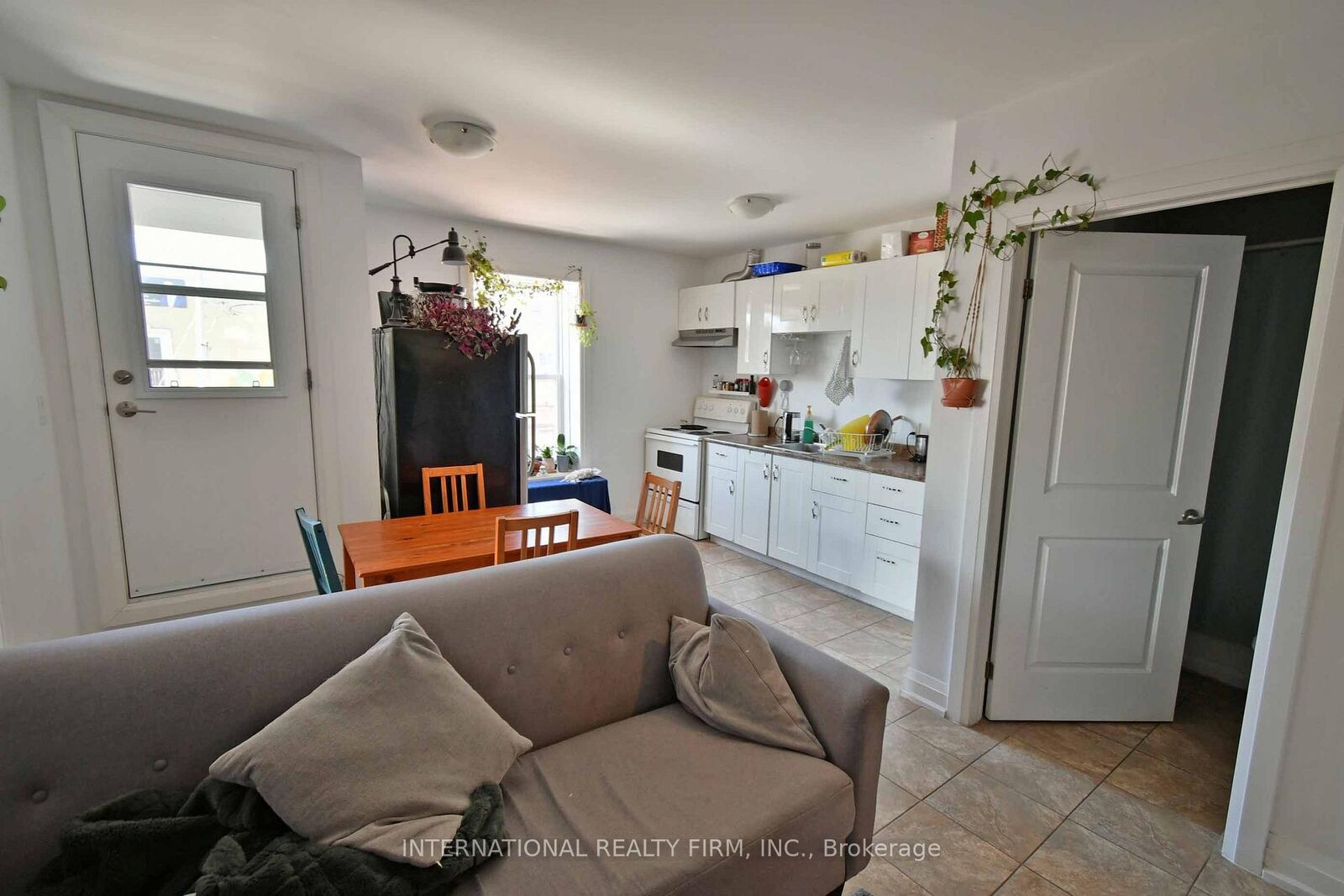 Property Photo:  1262 Bloor Street W 2A  ON M6H 1N5 