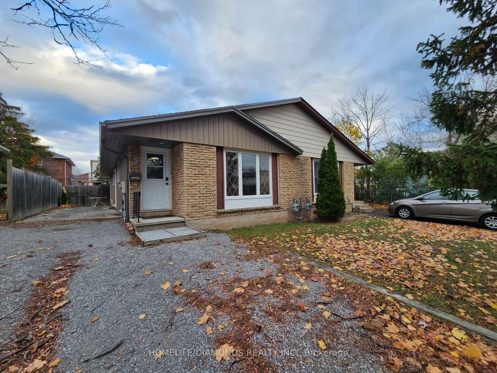 Property Photo: 5 Calcott Court Upper ON L2V 4J9