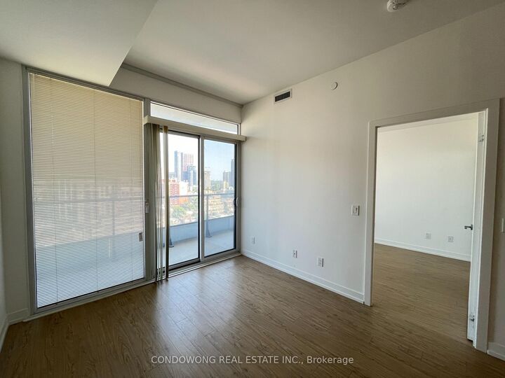 Property Photo:  85 Wood Street 2211  ON M4Y 0E8 