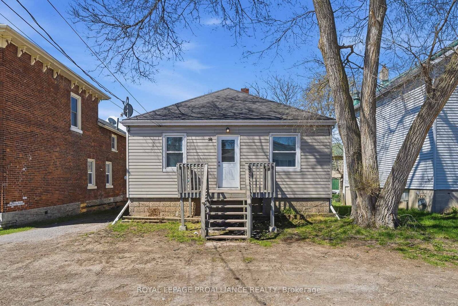 Property Photo: 38 Oak Street ON K8N 3S8