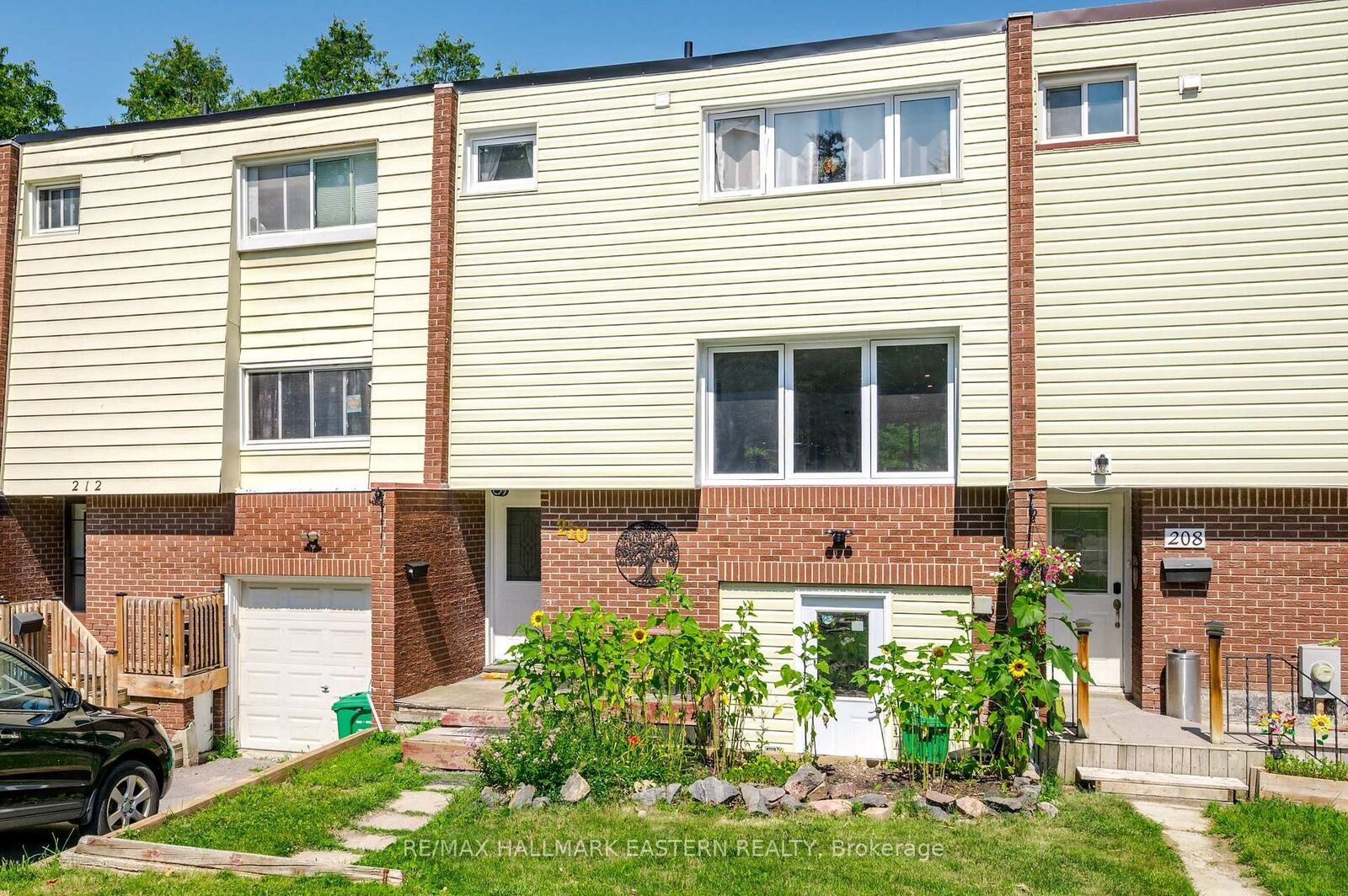 Property Photo: 210 Maxwell Avenue ON K9J 1B5