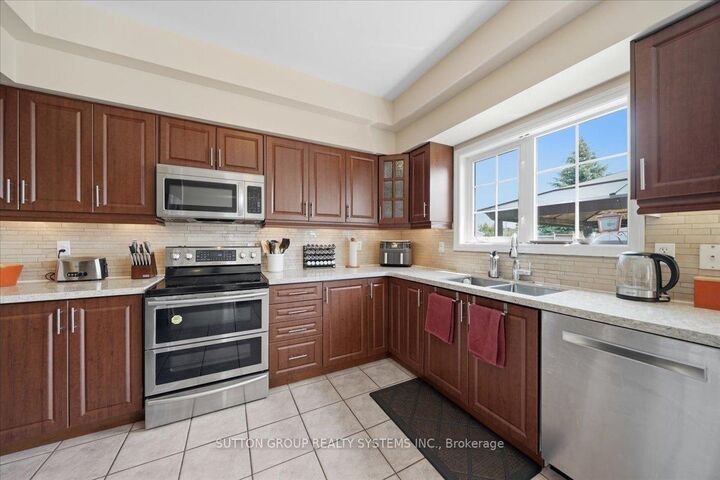Property Photo: 1382 Avon Drive ON L5N 7Z3