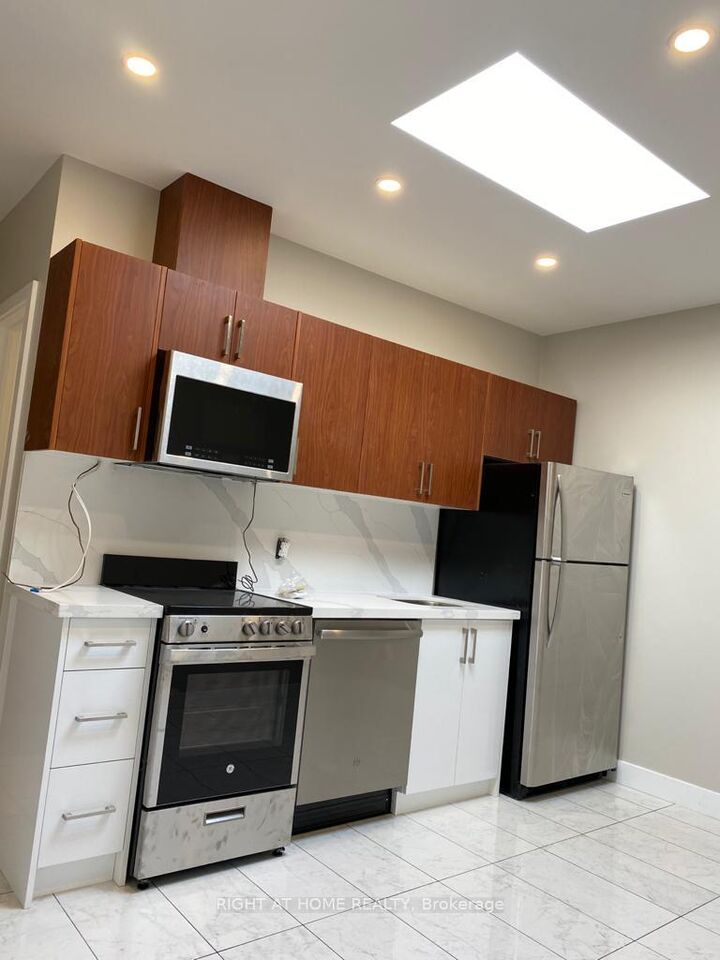 Property Photo: 1022 Bloor Street W 3B ON M6H 1M2