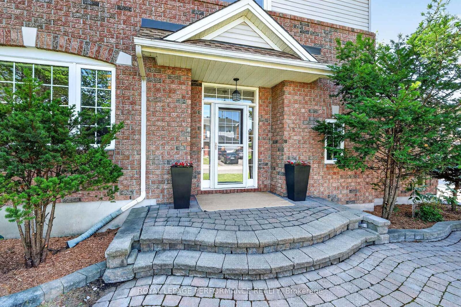 Property Photo: 990 Lucille Way ON K4A 4J2