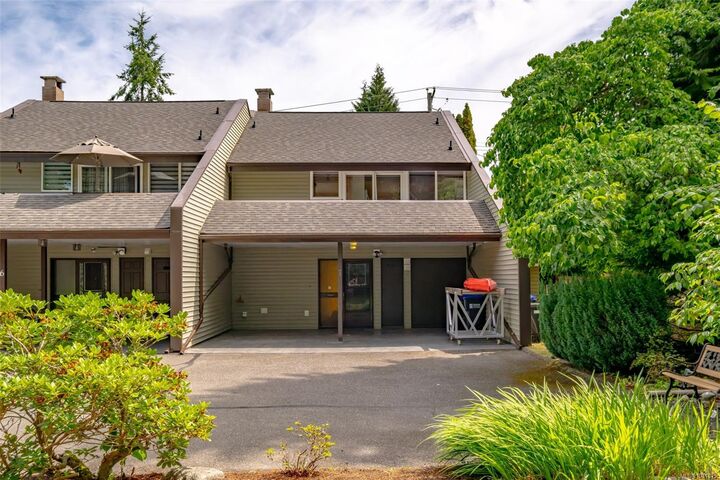 Property Photo: 570 Crescent Rd W #7 BC V9K 1H9