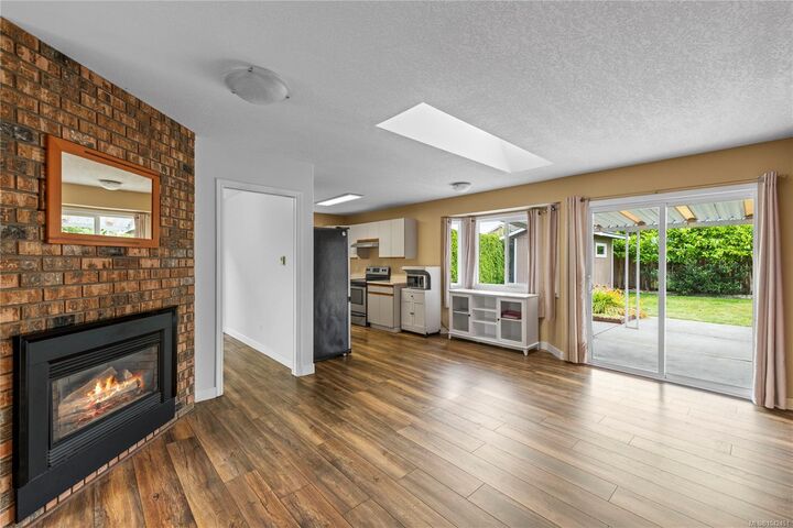 Property Photo: 574 Hirst Ave BC V9P 1H8