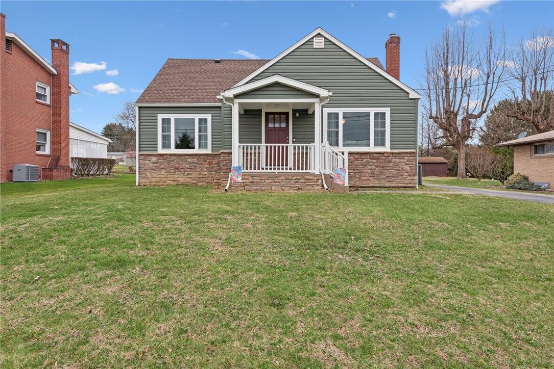 Property Photo:  1521 Woodlawn Dr  PA 15650 