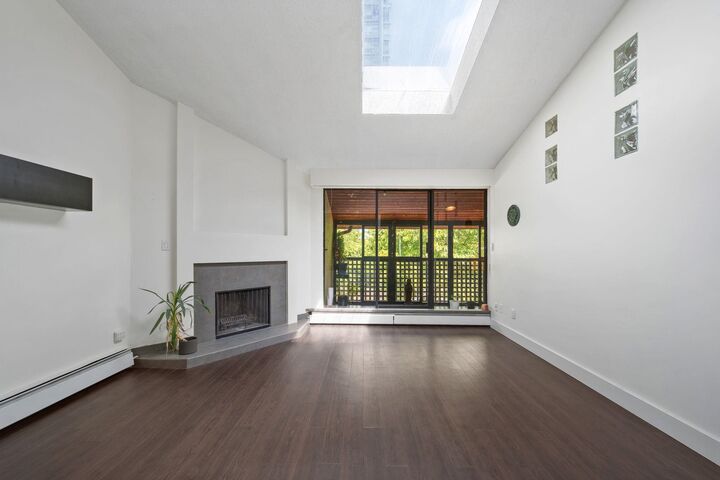 Property Photo: 141 W 13th Street 304 BC V7M 1N5