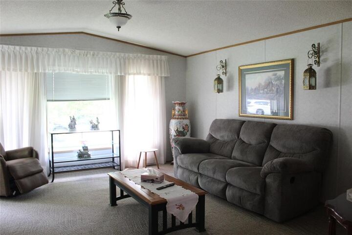 Property Photo: 22 Village Drive MB R5H 1H4