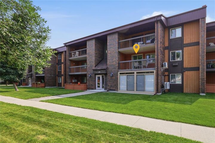 Property Photo: 140 Regis Drive MB R2N 1K3