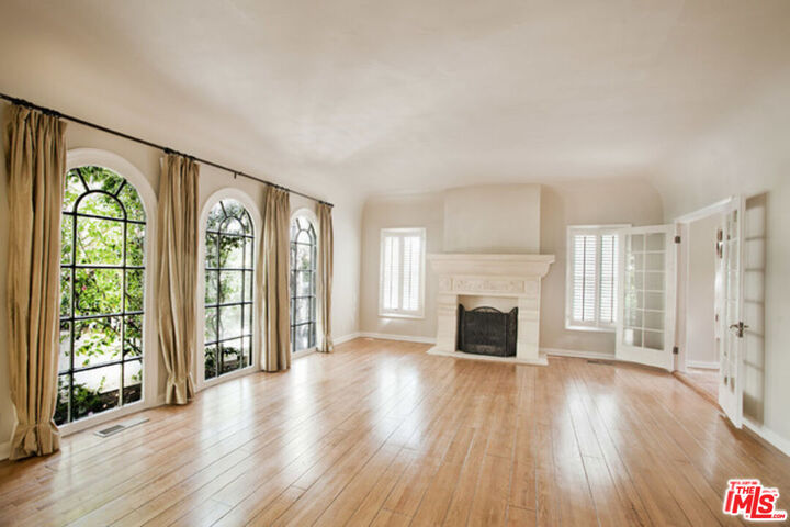 Property Photo:  251 S Citrus Ave  CA 90036 