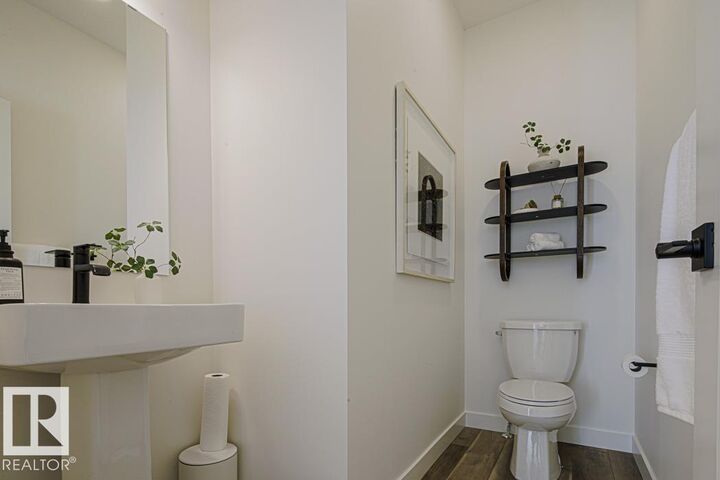 Property Photo:  923 17 Avenue NW  AB T6T 2X8 