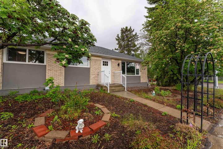 Property Photo: 11227 40 Avenue NW AB T6J 0P9