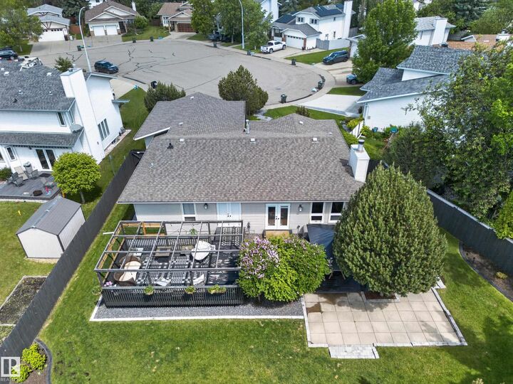 Property Photo: 9 Coachman Place AB T8H 1C1
